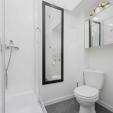 Piekny Jasny Z Sypialnia I Biurkiem By Renters Apartment