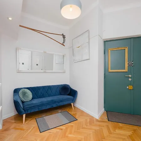 Piekny Jasny Z Sypialnia I Biurkiem By Renters