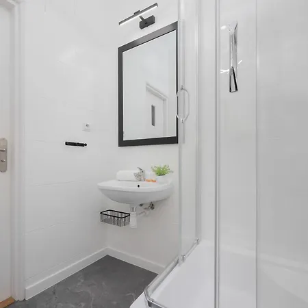 Piekny Jasny Z Sypialnia I Biurkiem By Renters Apartment