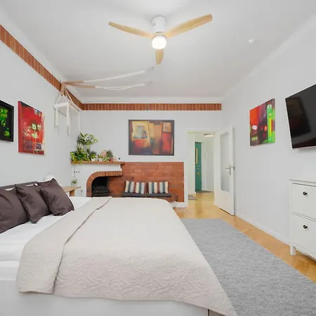 Piekny Jasny Z Sypialnia I Biurkiem By Renters Apartment Warsaw