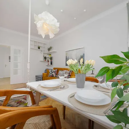 Piekny Z Sypialnia I Biurkiem By Renters