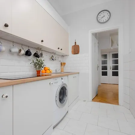Piekny Jasny Z Sypialnia I Biurkiem By Renters Apartment