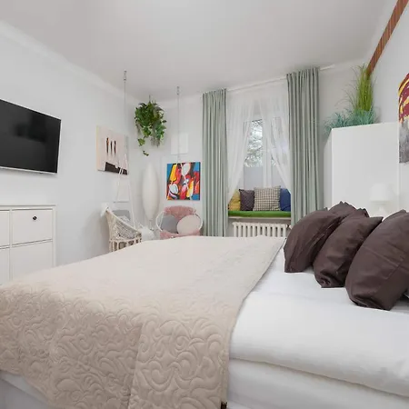 Piekny Z Sypialnia I Biurkiem By Renters Lägenhet *