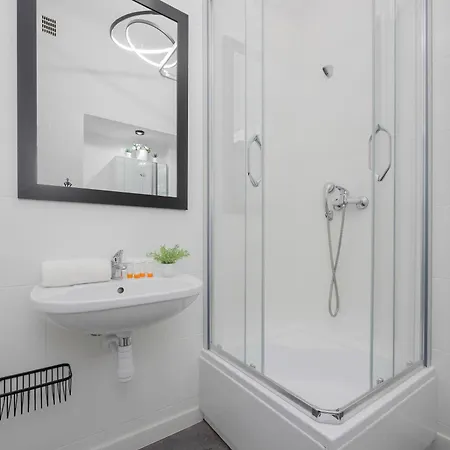 Piekny Jasny Z Sypialnia I Biurkiem By Renters *