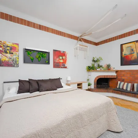 Piekny Z Sypialnia I Biurkiem By Renters Lägenhet