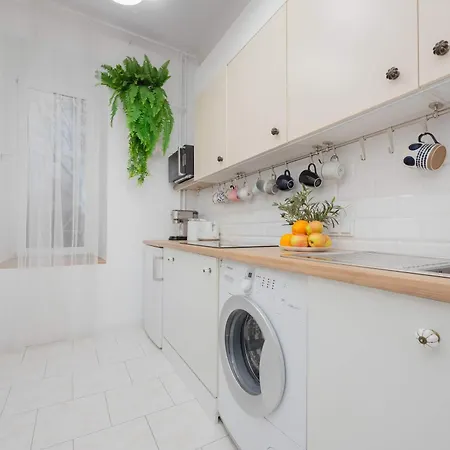 Piekny Jasny Z Sypialnia I Biurkiem By Renters