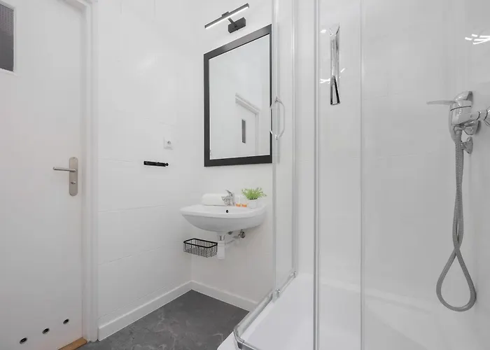 Piekny Z Sypialnia I Biurkiem By Renters Lejlighed